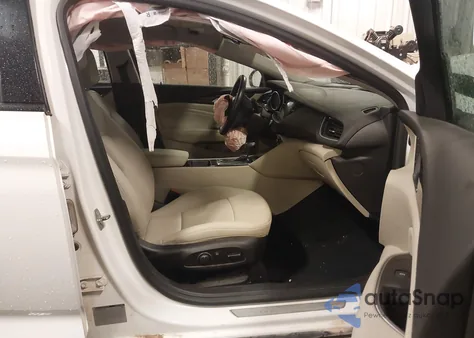 2018 Buick Regal Sportback Essence из США, поврежденный, VIN W04GP6SX8J1102448